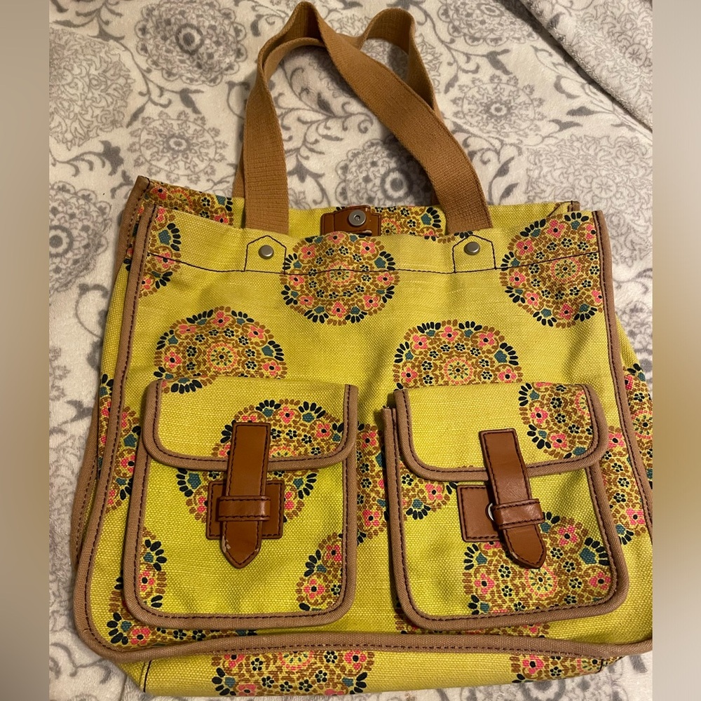 Fossil tote
Like brand new with minor flaws! (Shown in pictures)